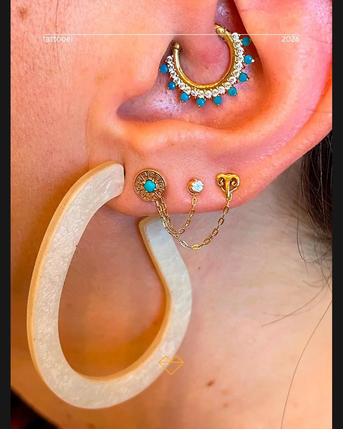 Composição de piercings com joias coloridas