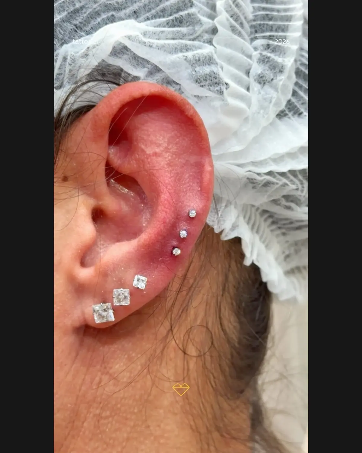 Piercings com pontos de luz na orelha