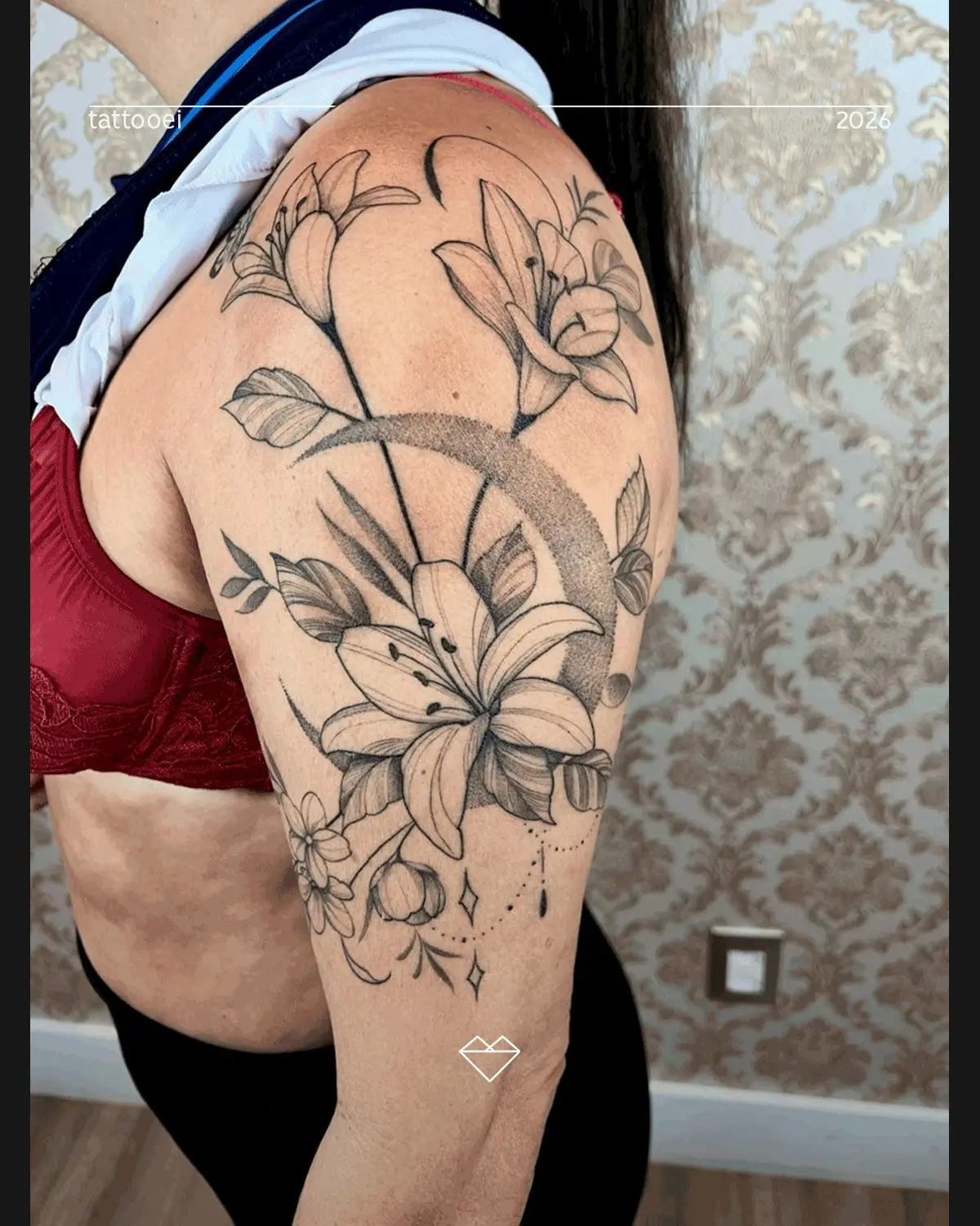 Tatuagem floral no braço