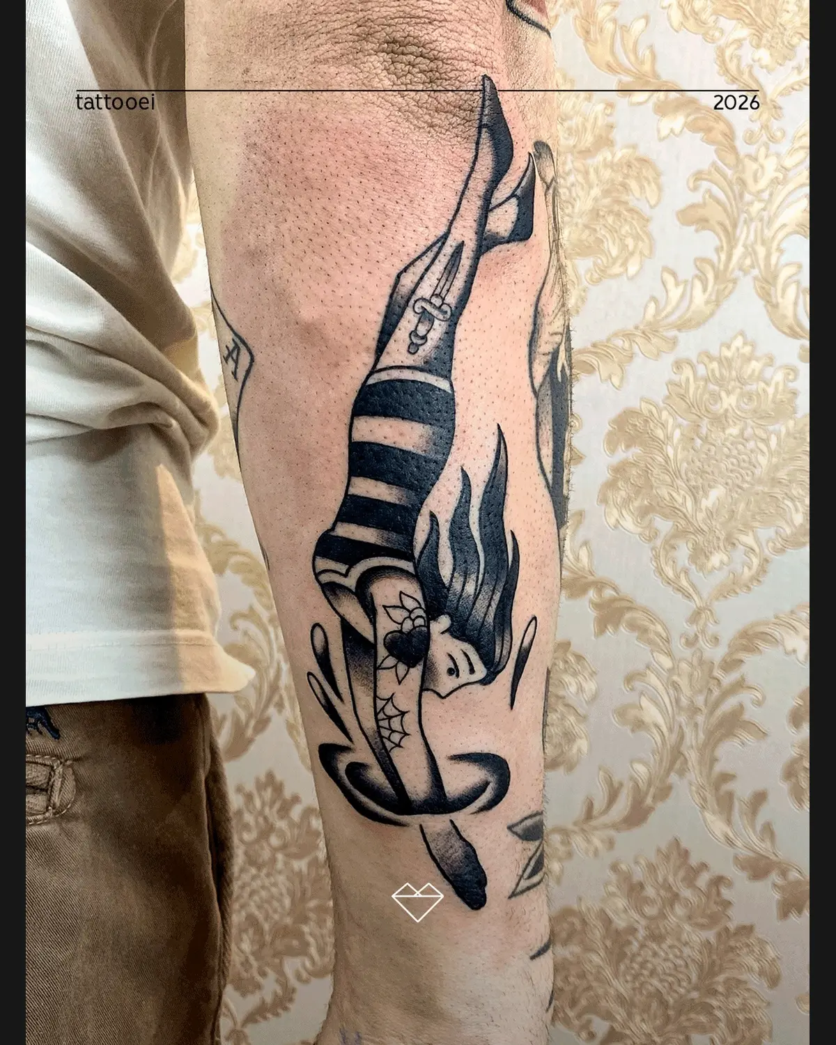 Tatuagem gráfica de uma mão no antebraço