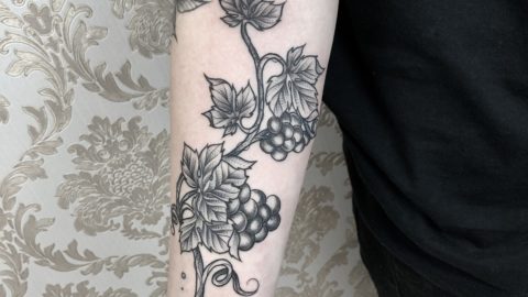 tattoo-flor-uva-blackwork-braco