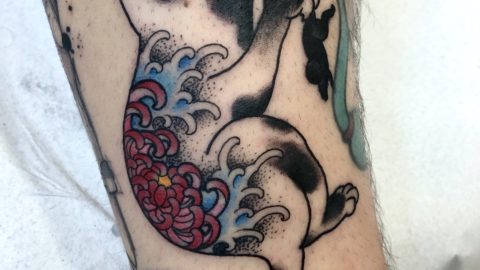 tatuagem-neotradicional-panturrilha-gato-min