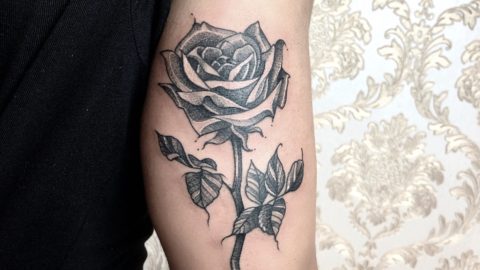 tatuagem-rosa-blackwork-min