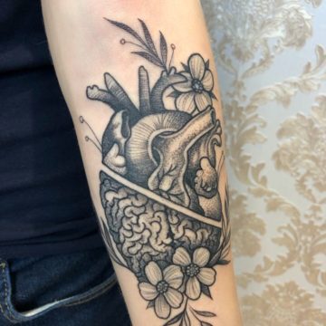 tatuagem-blackwork-coraçao-crebro