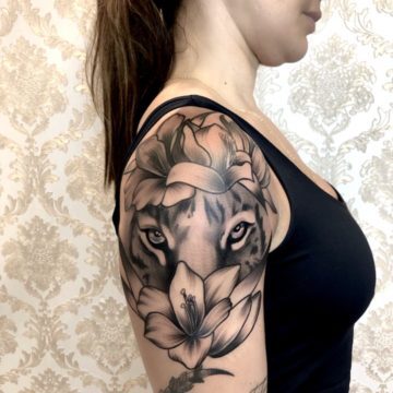 tatuagem-blackwork-leao-lirio