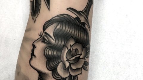 tatuagem-neotradicional-black-adaga-mulher