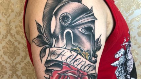 tatuagem-neotradicional-elmo-rosa